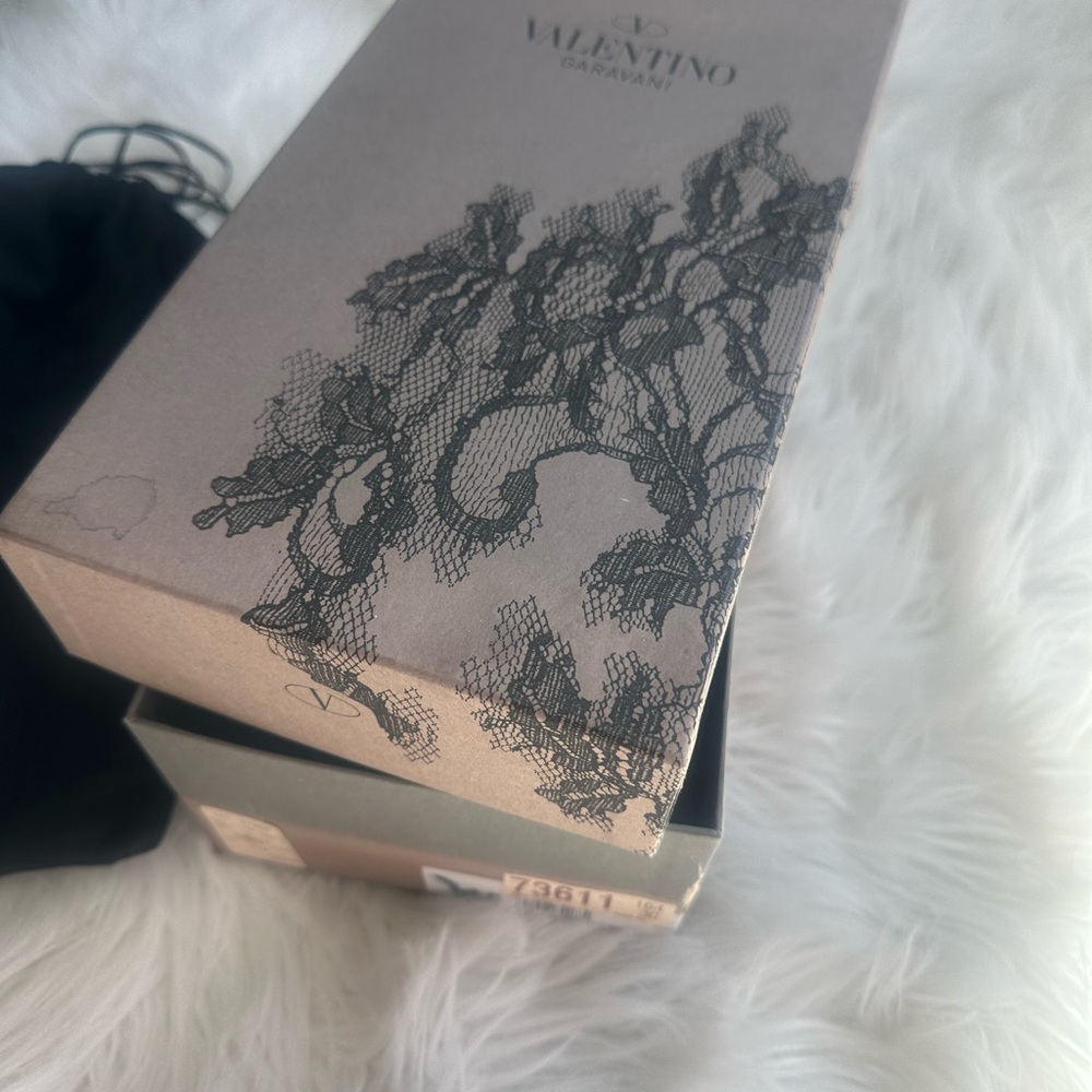 Valentino Garavani Taupe Box with Black Lace Motif plus dust bag🎁🎁🎊🎊🎊🎁🎊🎉🎉🎉🎉🎁🎁